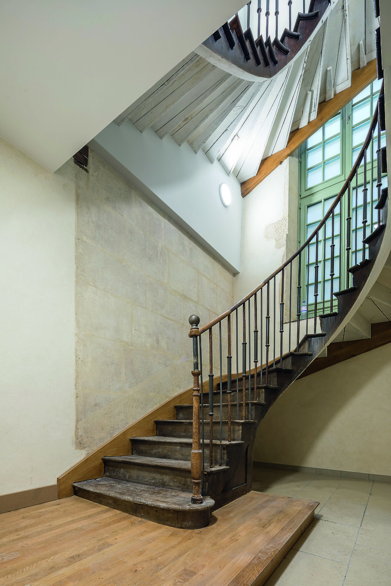 L’ancien escalier a été préservé et les nouvelles menuiseries en chêne massif ont conservé les proportions d’origine. © Olivier Frajman