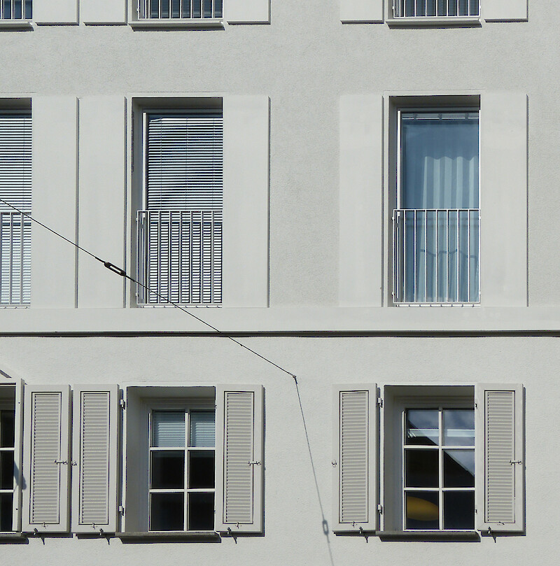 Le dessin minimaliste des cadres de fenêtres et des volets de la façade crée un dialogue réussi entre l'ancien et le nouveau. © Sebastian Zoeppritz