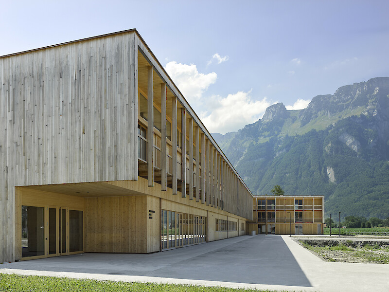 Tout le bâtiment a été réalisé en bois d’origine locale, essentiellement de l’épicéa. La coursive en pin sert de protection solaire. © Seraina Wirz