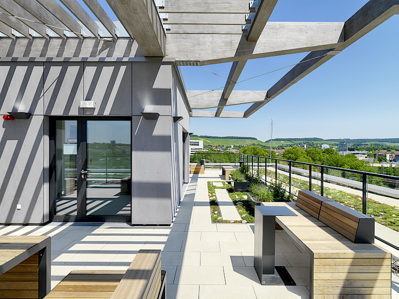 Sur le toit, une terrasse commune offre aux habitants une vue panoramique sur l’éco­quartier nouvellement créé. © Bernd Borchhardt