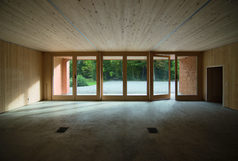 Pour que le salon des chasseurs puisse être chauffé rapidement, sa hauteur sous plafond de 2,46 m est plus basse que celle des autres pièces. © Ludescher + Lutz Architekten